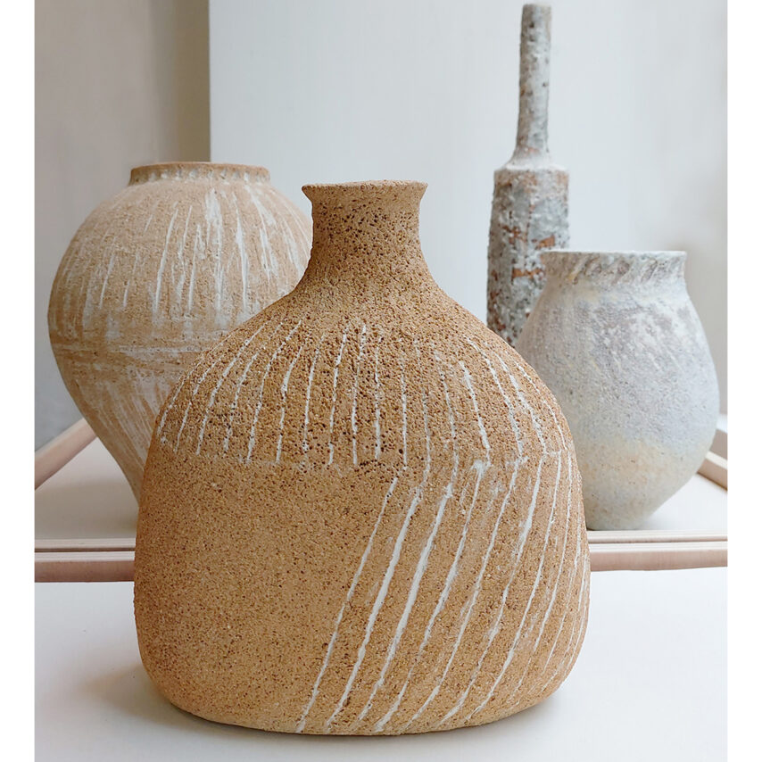 Ensemble de vases en grès aspect brut avec trace d'engobe.