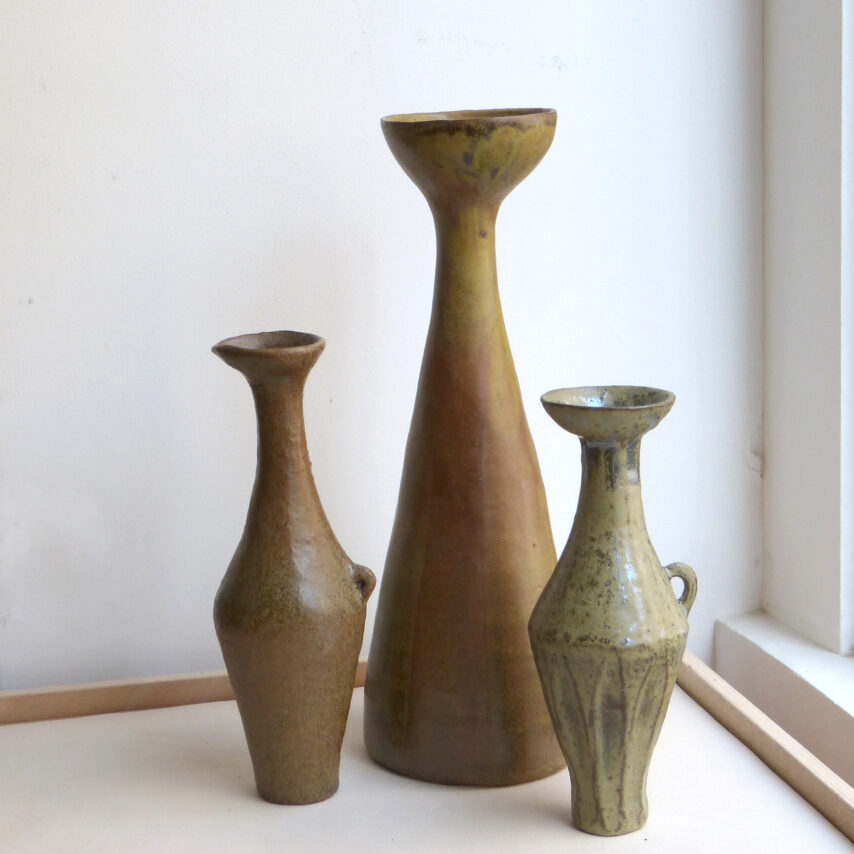 Trois vases antiques, deux vases couleur fauve et un vert kaki.