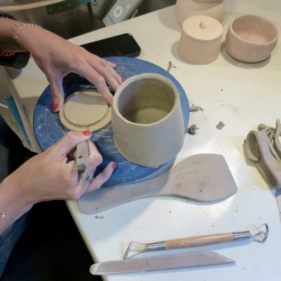 réalisation d'une tasse lors d'un cour de céramique pour adultes paris 14